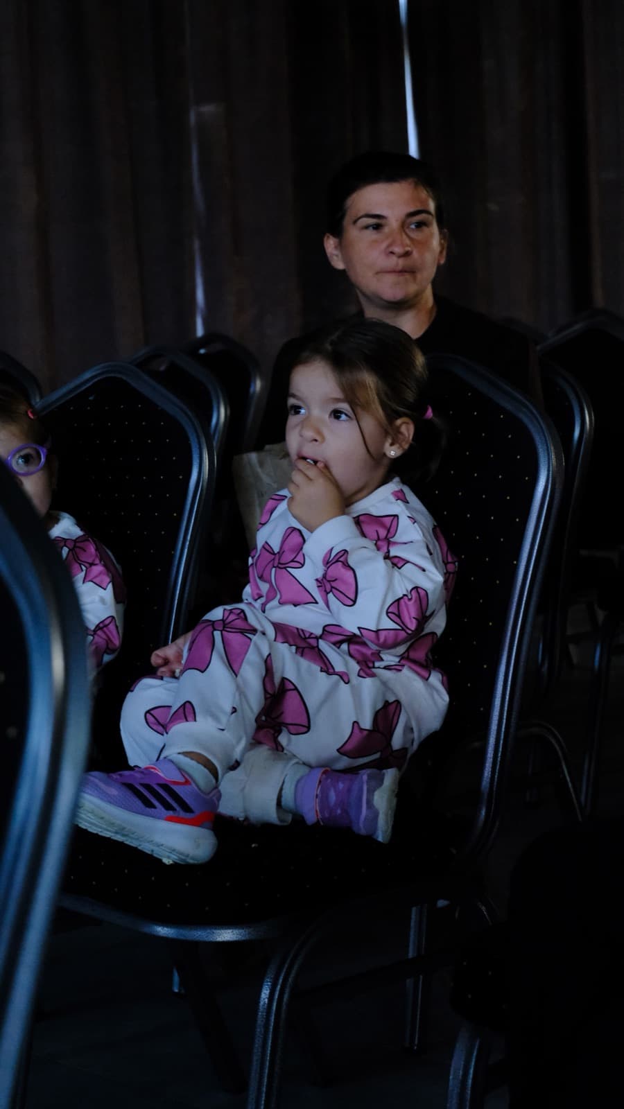 O fetiță cu popcorn, așteptând filmul