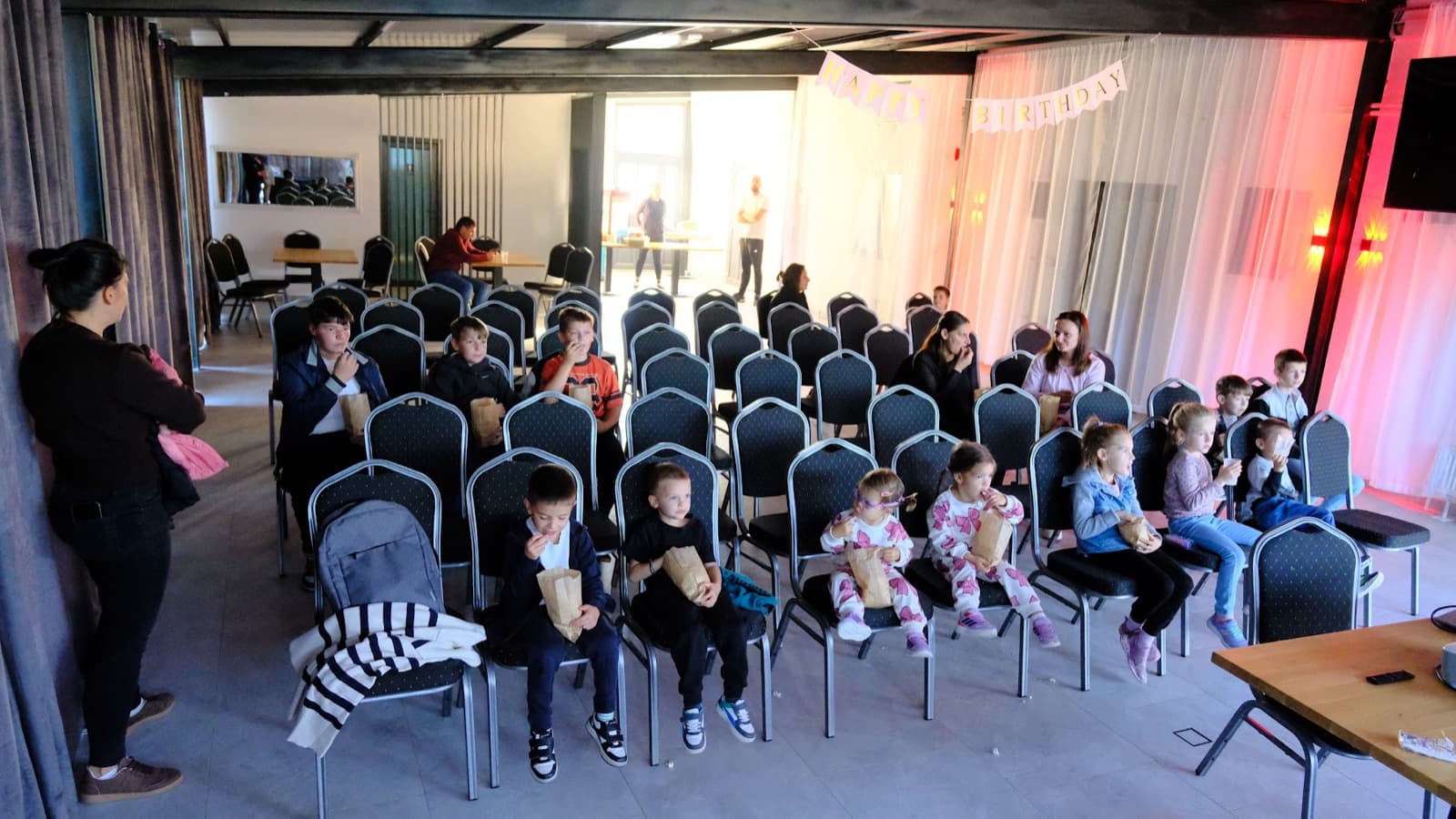 Publicul așezat în sală, înainte de film
